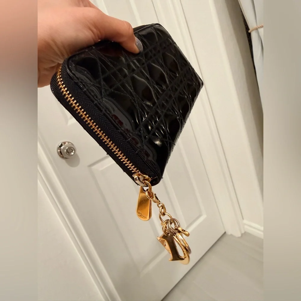 Dior - Lady Dior Voyageur Zip Wallet in Black Patent Cannage - Picture 3 of 15
